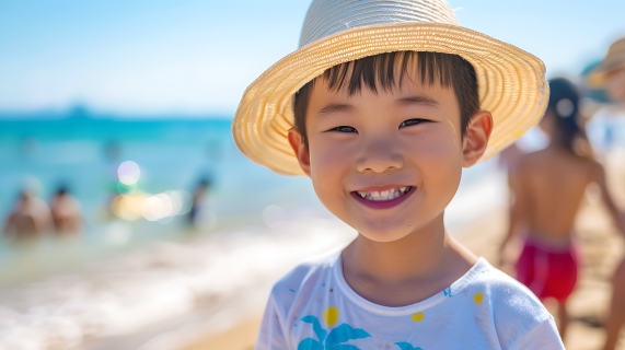 小学生旅行海边游玩图片