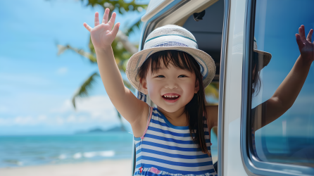 小学生旅行蓝色条纹短袖图片