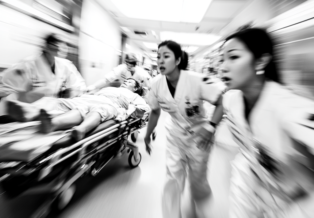 急救科医生护士抢救版权图片下载