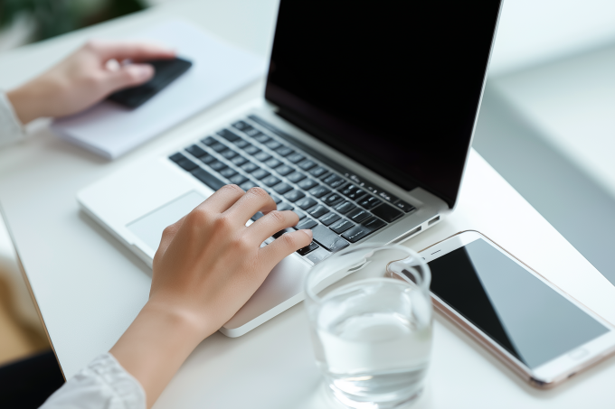 女生在键盘上打字高清图