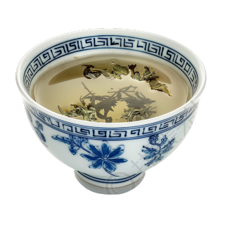 蓝白瓷碗中的中草药茶